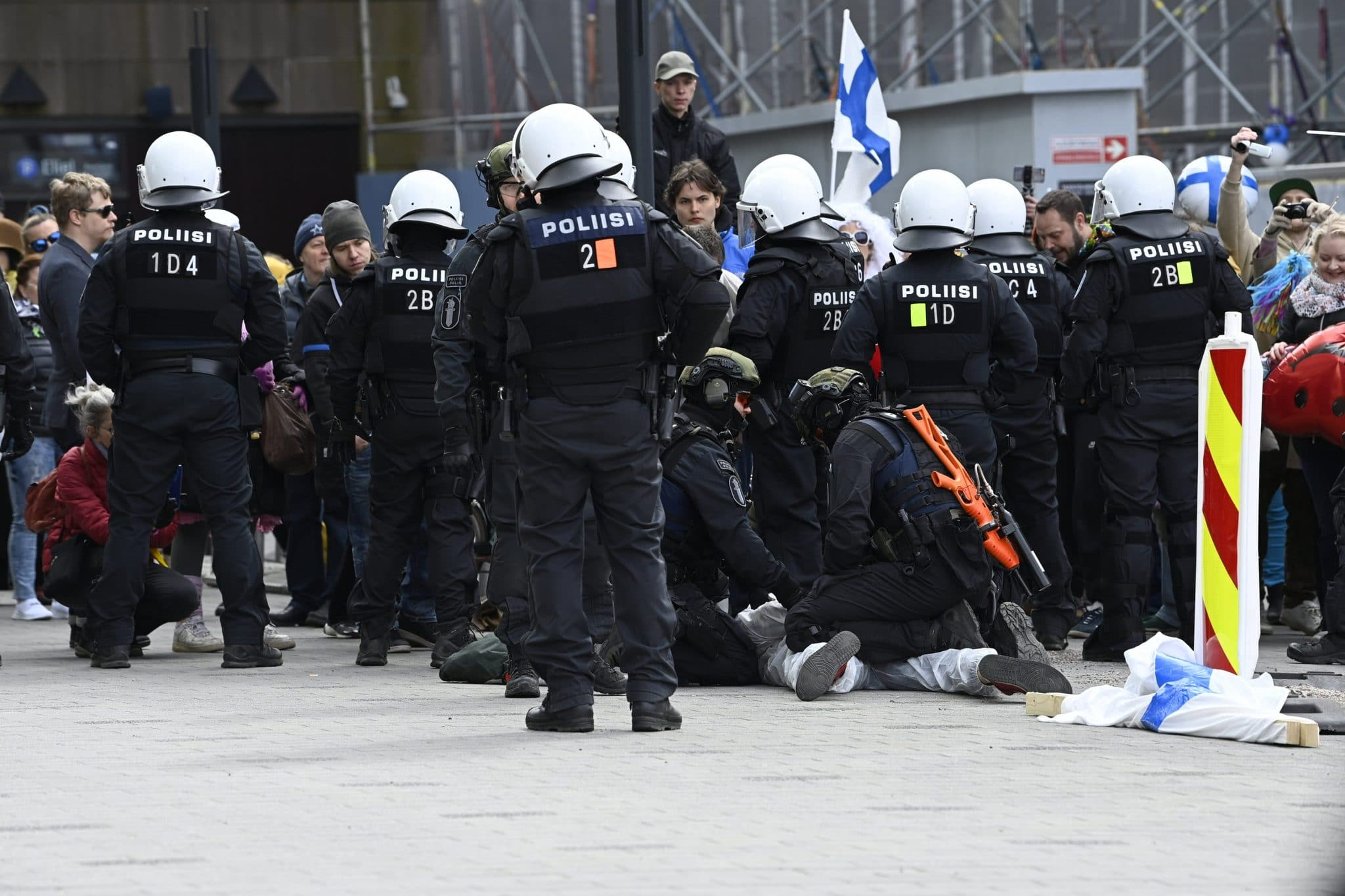 Poliisi otti kiinni 60 koronarajoitusten vastaista mielenosoittajaa |  Verkkouutiset
