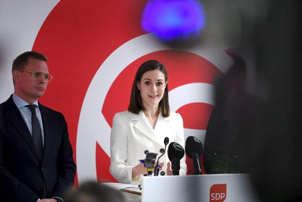 SDP:n puoluesihteeri Antton Rönnholm ja pääministeri Sanna Marin SDP:n puoluetoimistolla torstaina. LEHTIKUVA / ANTTI AIMO-KOIVISTO