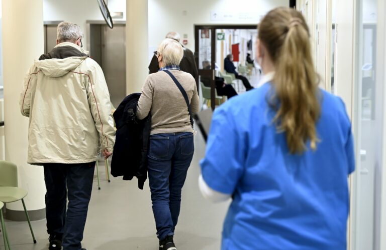 Asiakkaita terveysasemalla