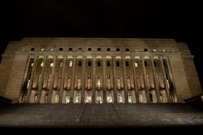 Eduskunnan täysistunto - valmiuslain lähetekeskustelu