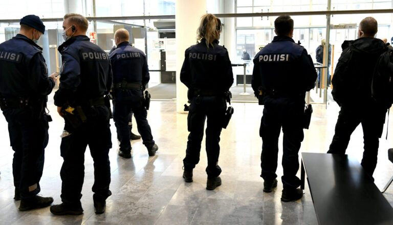 Helsingin poliisin mukaan katujengiläiset suunnittelivat väkivaltaista joukkotappelua Kaivohuoneella - käräjäkäsittely alkaa