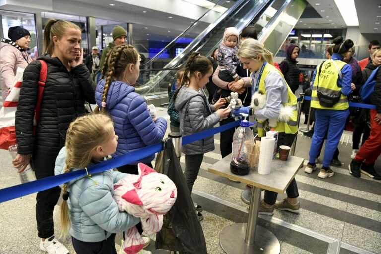 Ukrainan pakolaisia lemmikkeineen otetaan vastaan Krakovan rautatieasemalla Puolassa