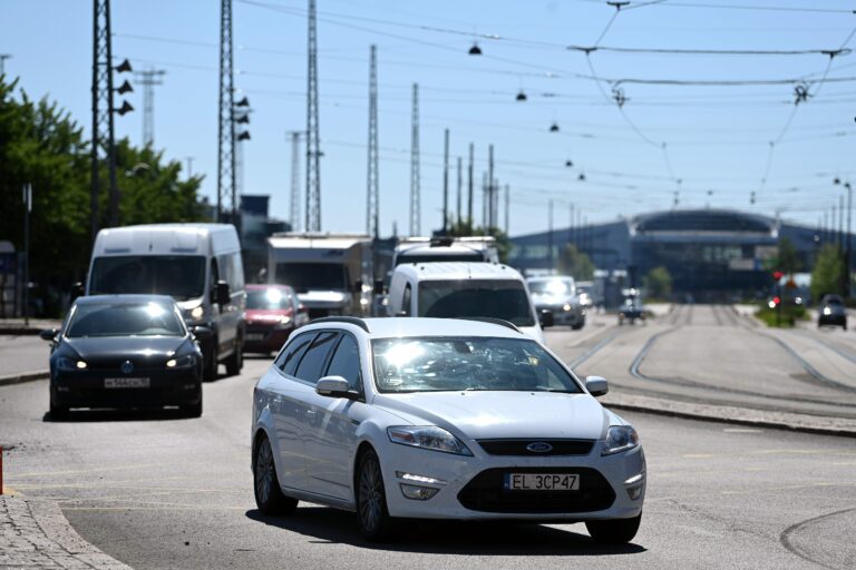 Juhannuspäivän liikennettä