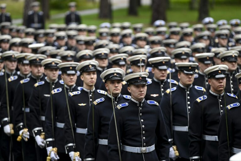 Medialla on mahdollisuus seurata uusien kadettien ja merikadettien ylentämistä