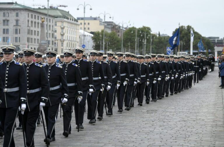 Tasavallan presidentti ylentää ja nimittää valmistuvat kadetit