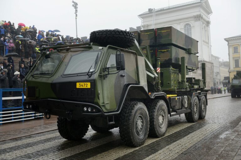 Kaartin jääkärirykmentin ja Helsingin ilmatorjuntarykmentin - Panssariprikaati - yhteisen sotilasvala ja paraati