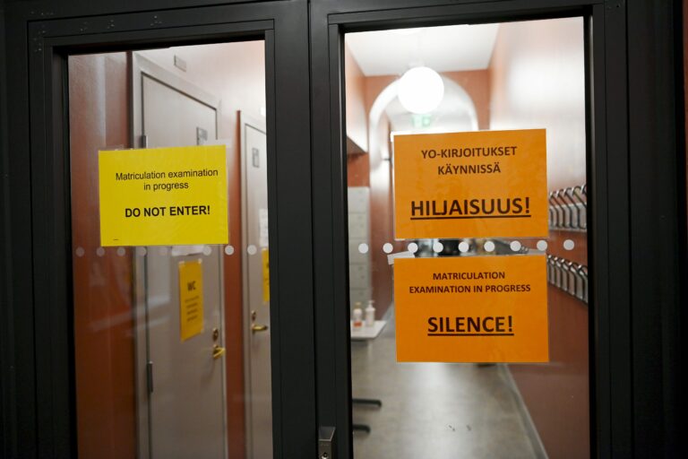 Syksyn ylioppilaskijoitukset alkavat äidinkielen kokeella