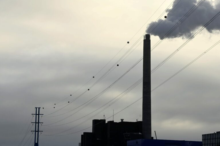 Sähkölinjoja talvipakkasella