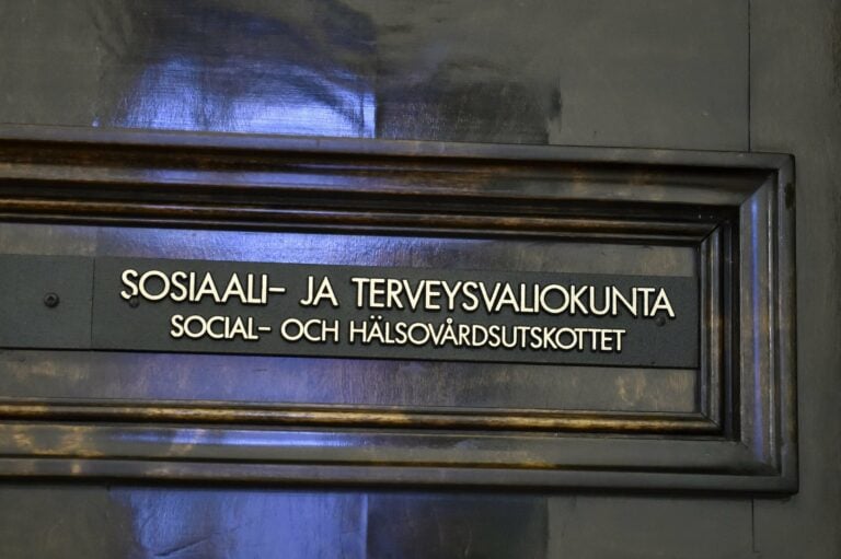 Sosiaali- ja terveysvaliokunnan mietintö niin sanotusta pakkotestauksesta valmistunee tänään