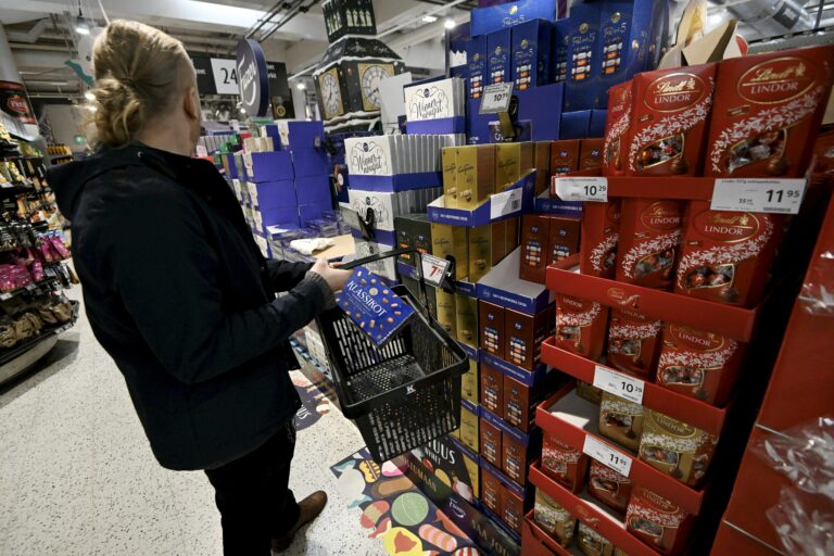 Ruokakaupassa ostoksilla