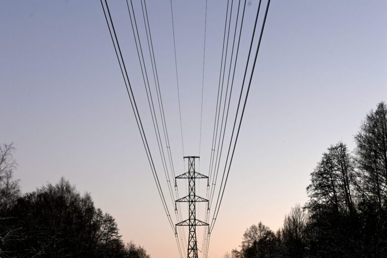 Sähkölinjoja pakkassäässä