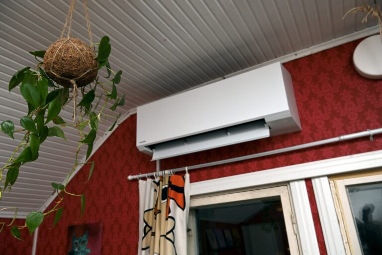 Mitä jokaisen kansalaisen tulisi tietää vuoden 2023 alussa voimaan astuvista sähkötuesta ja sähkövähennyksestä?