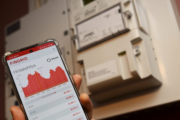 Mitä jokaisen kansalaisen tulisi tietää vuoden 2023 alussa voimaan astuvista sähkötuesta ja sähkövähennyksestä?