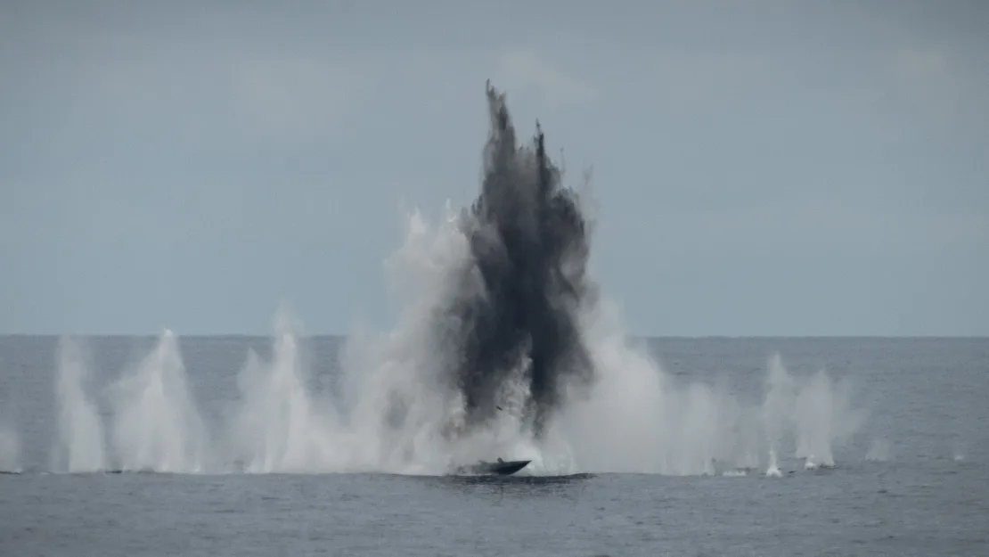 HMCS Ottawa harjoitteli kauko-ohjattavien pikaveneiden torjuntaa. / Royal Canadian Navy
