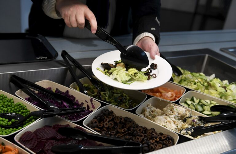 Korona kurittaa henkilöstöravintoloita