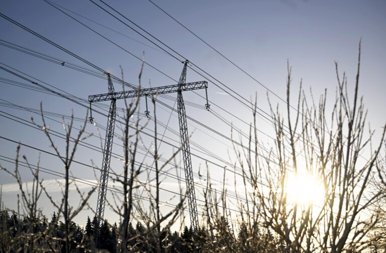 Voimalinjoja pakkaskelissä