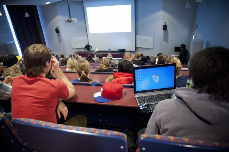 Opiskelijoita ammattikorkeakoulussa