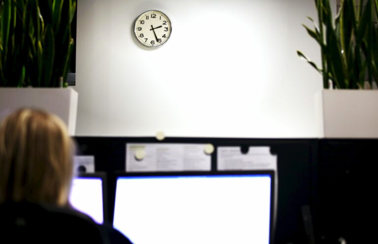 Seinäkello toimistossa