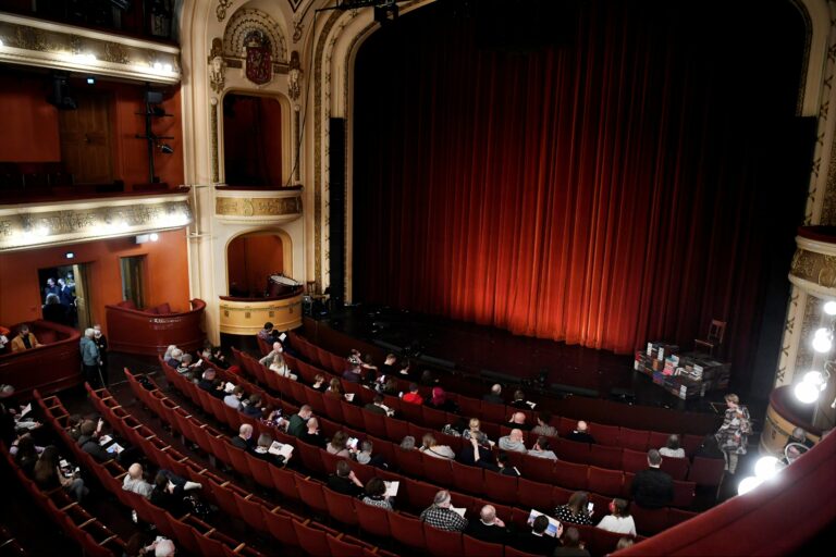 Kansallisteatterin kevään 2022 ensi-iltakausi käynnistyy