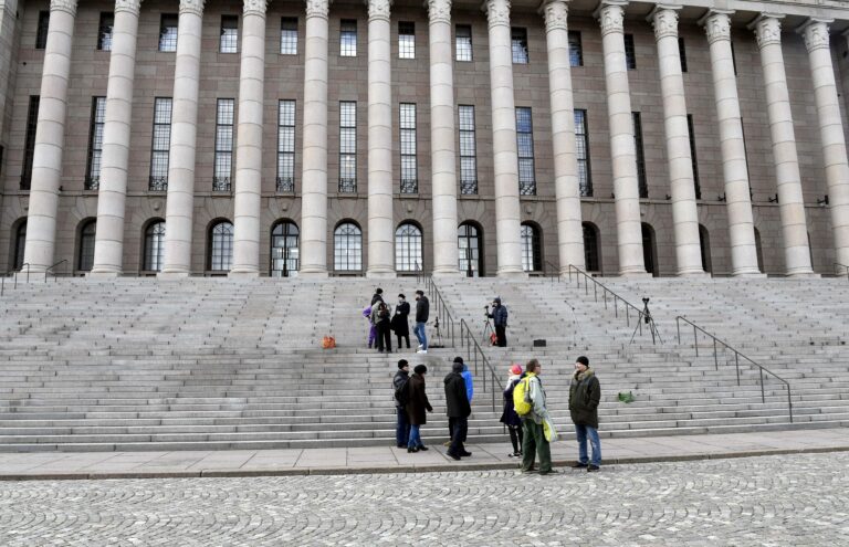 Nato-kansanliike ja Natoon liittymistä vastustava Puolueeton Suomi -liike kohtaavat eduskuntatalon portailla