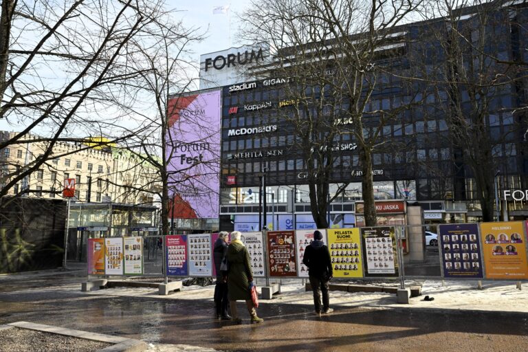 Eduskuntavaaliehdokkaita Narinkkatorilla