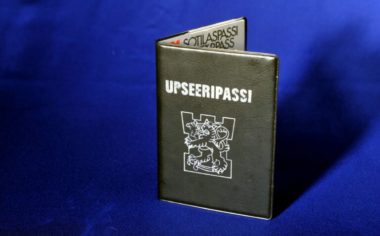 Sotilaspassi - Karjalaisen päätoimittaja palautti sotilaspassinsa