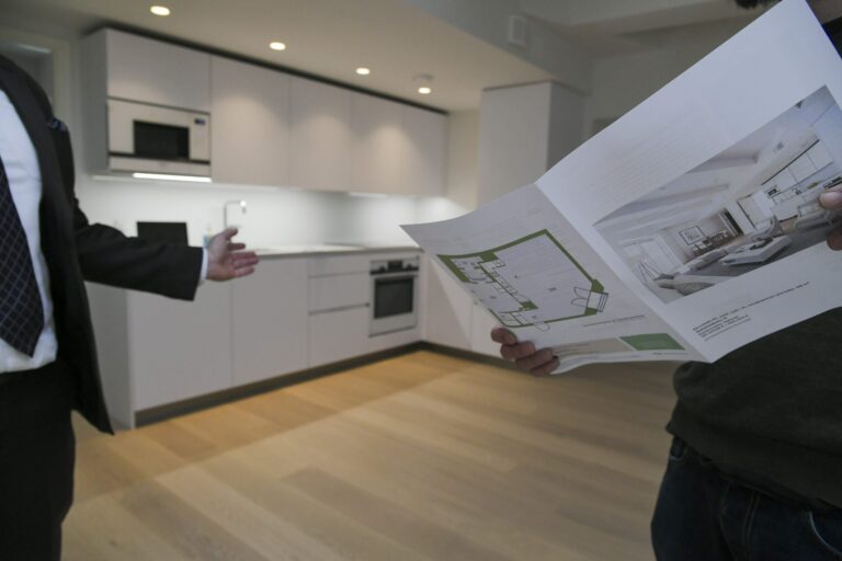 Pysähtyykö asuntokauppa korona-viruksen takia? Miten asuntonäytöt järjestetään?