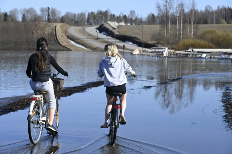 Kevättulvat peittävät teitä ja peltoja ja uhkaavat jo rakennuksia, sisämaassa sulava lumi lisää tulvariskiä