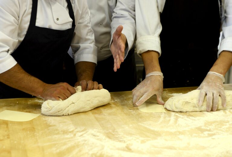 Maahanmuuttajia opiskelemassa