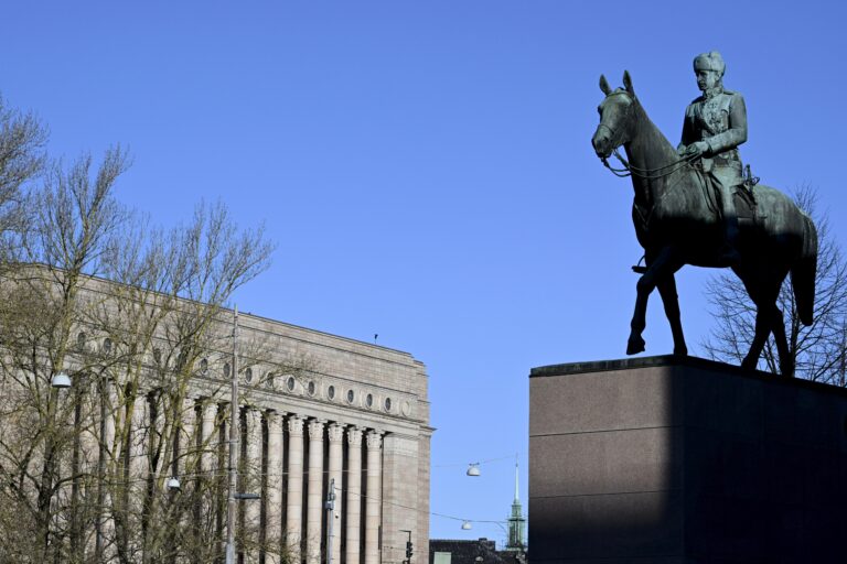 Eduskuntavaalien kolme suurinta puoluetta olivat kaikki voittajia - suosituin puolue kokoomus lähtee hallitustunnusteluihin pääsiäisviikon jälkeen