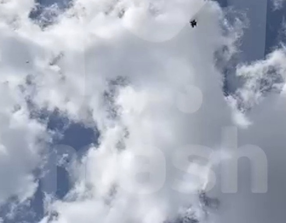 Sosiaalisessa mediassa jaettu kuva venäläiskoneen putoamisesta lauantaina. Ukraine Weapons Tracker/Twitter.