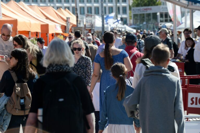 Turisteja Helsingissä
