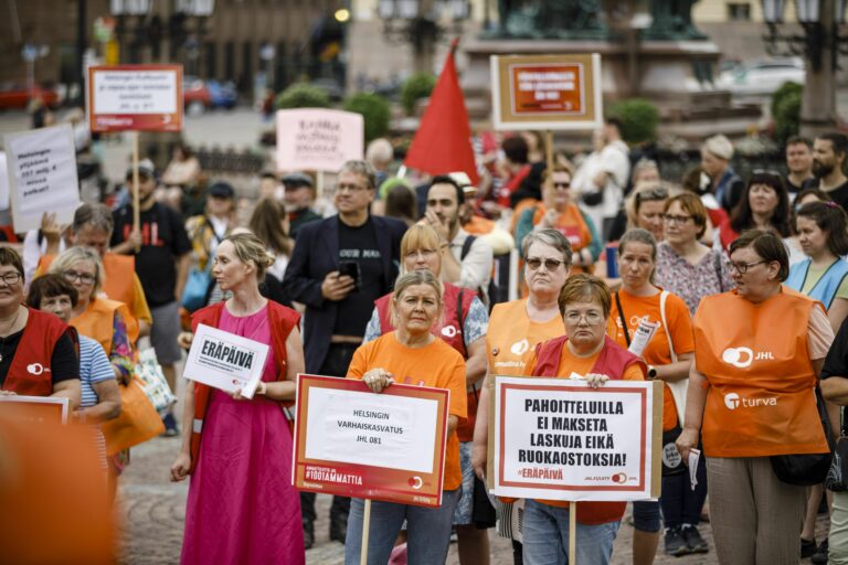 Eräpäivä-mielenilmaus Senaatintorilla