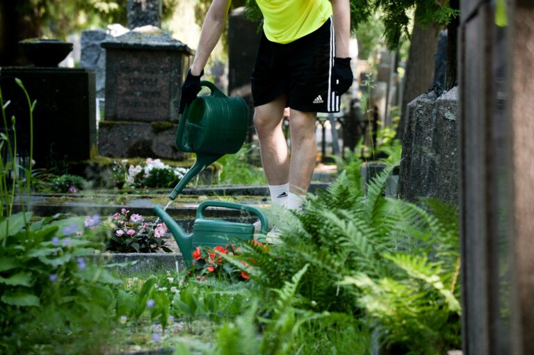 Kesätyöntekijä Hietaniemen hautausmaalla