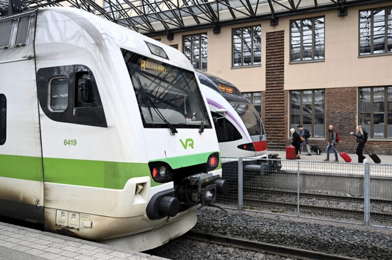 Veturinkuljettajien työriitaan etsitään ratkaisua viikonlopun aikana, junalakko uhkaa maanantaina