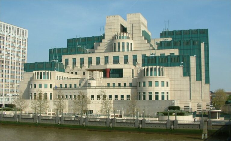 Secret_Intelligence_Service_building_-_Vauxhall_Cross_-_Vauxhall_-_London_-_24042004