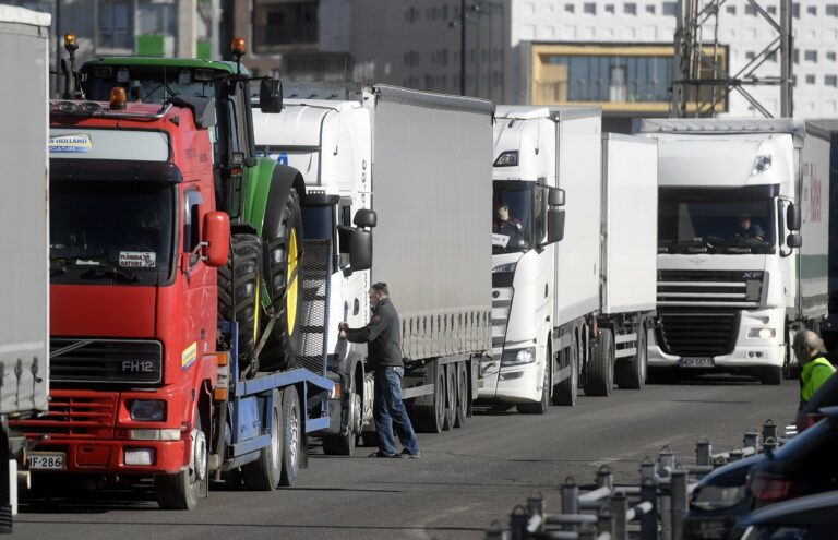 Rekka tulee Länsiväylältä Ruoholahteen
