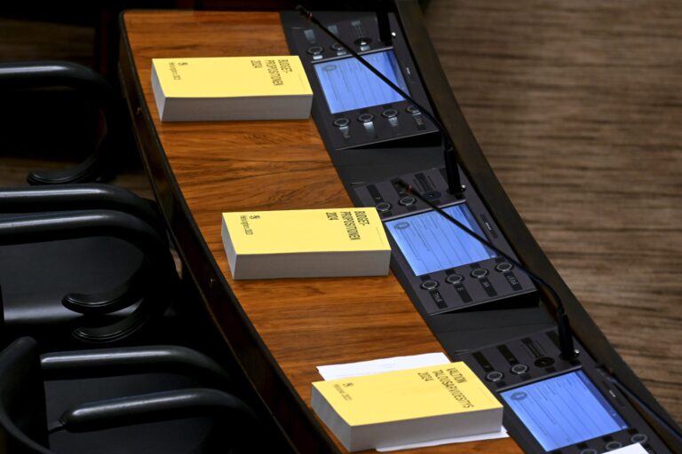 Eduskunnan täysistunto - keskustelu vuoden 2024 budjetista alkaa