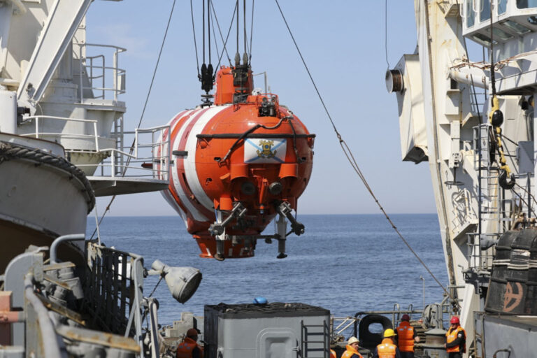 June_2020_Baltic_Fleet_submarine_rescue_exercise_-_AS-26_deep-submergence_rescue_vehicle_being_launched