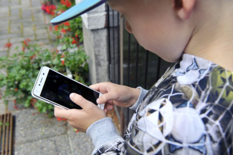 Ekaluokkalainen menossa ensimmäistä päivää kouluun