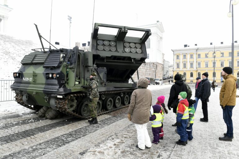 Itsenäisen Suomen kenttätykistön ja Tykistökoulun 100-vuotisjuhla Senaatintorilla