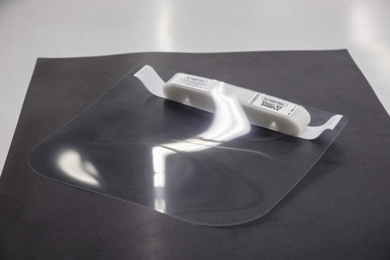 Oululaisyhtiö valmistaa pisara¡tartunnalta suojaavia visiirejä