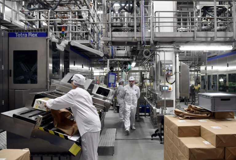 Valion Riihimäen välipalatehtaan avajaiset