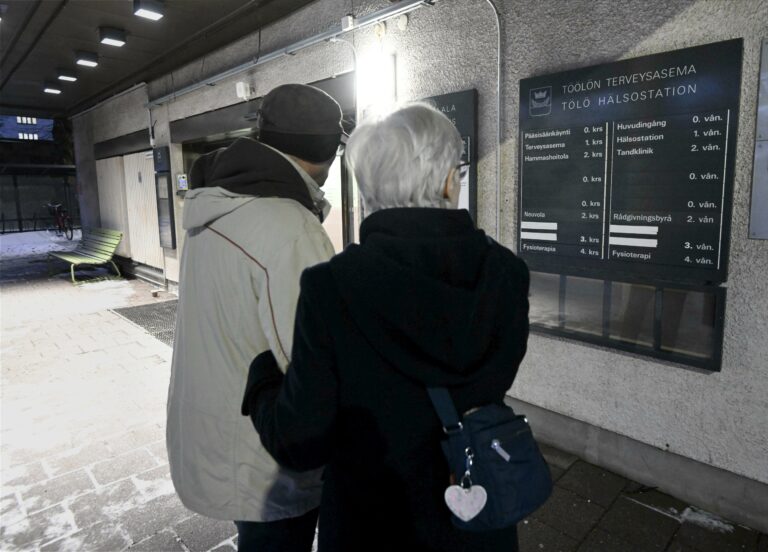 Asiakkaita terveysasemalla