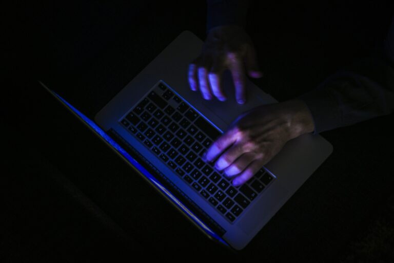 KUVITUSTA STT Suomalaiset menettäneet alkuvuonna huijareille yli 10 miljoonaa euroa - pankit estäneet huijauksia miljoonien edestä 