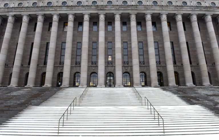 Lunta sataa monin paikoin muutama sentti ja ajokeli on huono