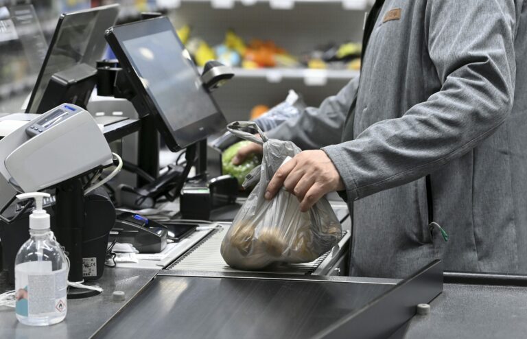 Kaupankäyntiä Prisma-tavaratalossa