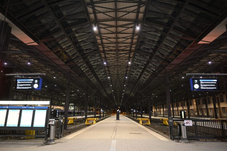 Lakot hiljentävät suuren osan joukkoliikenteestä