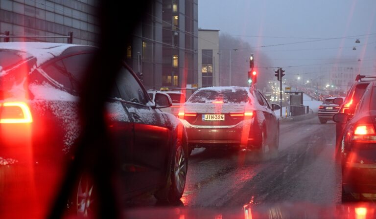 Joukkoliikenne on pitkälti pysähdyksissä