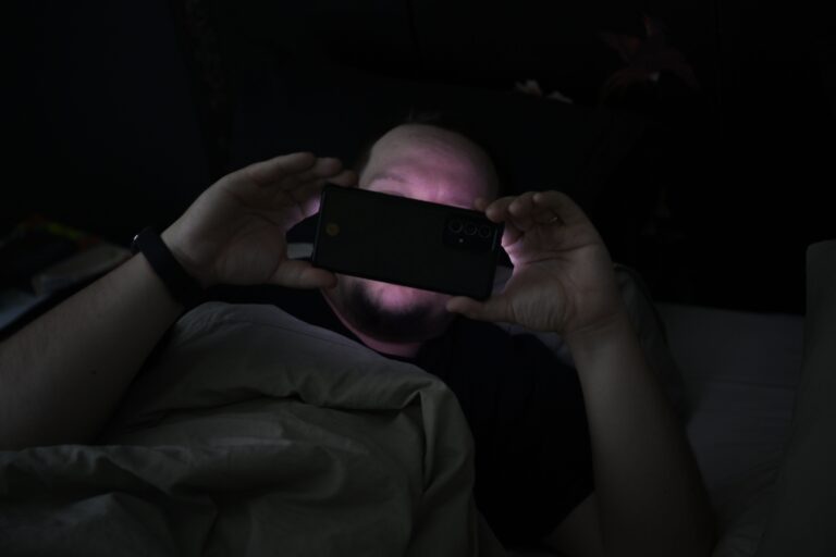Älypuhelimen käyttöä ennen nukkumaanmenoa